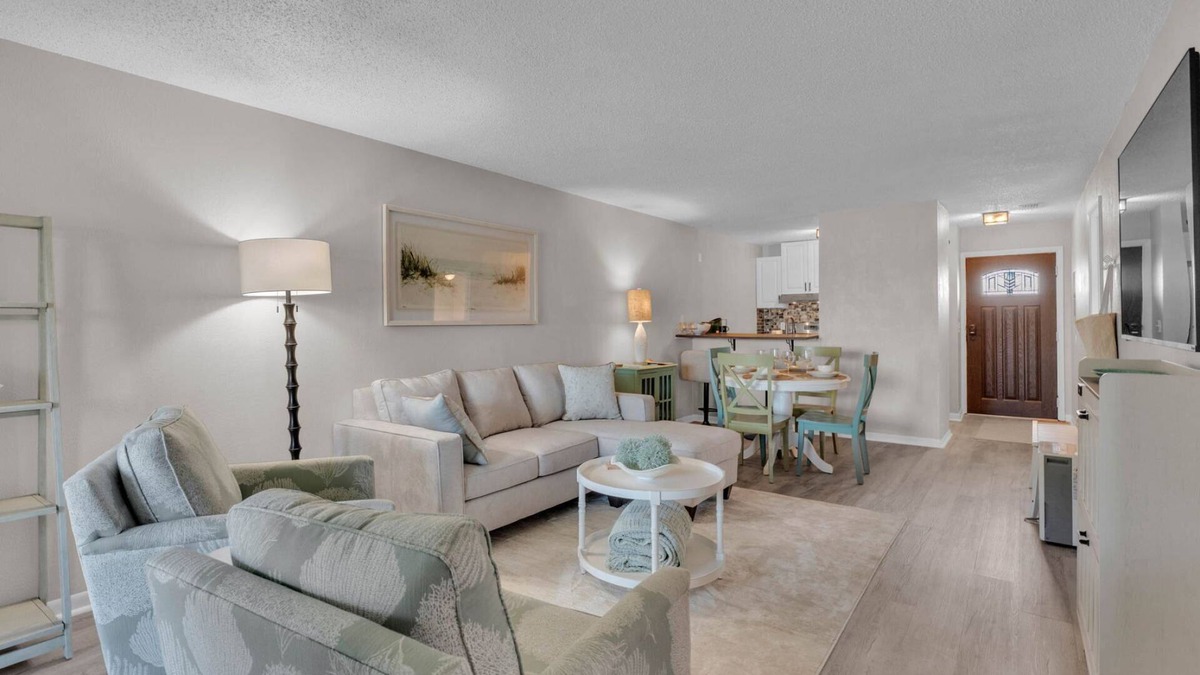 Winter Haven Condo | 2BR Waterfront Condo w/Pool access, Dock, Patio Views & 3 Miles from LEGOLAND