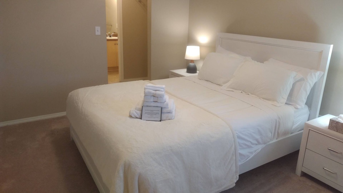 Stony Plain Condo | 2BR2Bath + Den Condo Near Westview w/ UG parking