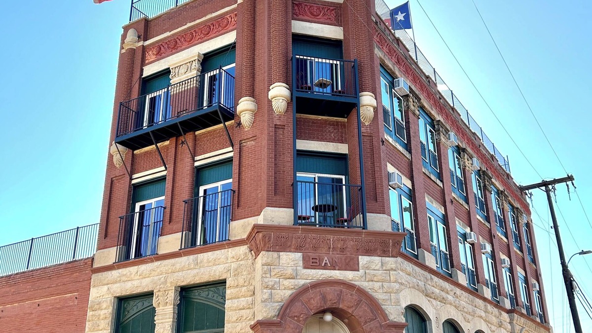 Honey Grove House | 2E Historic Square View