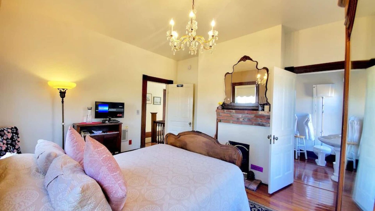 Moss Landing Cabin | 2nd floor(Upstairs/Level 01) - Historic House - Fireplace.