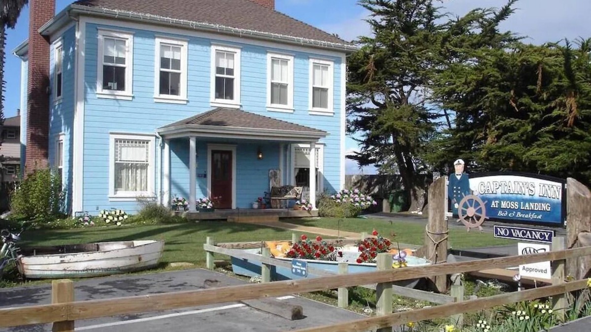 Moss Landing Hotel | 2nd floor(Upstairs/Level 01) - Historic House - Fireplace.
