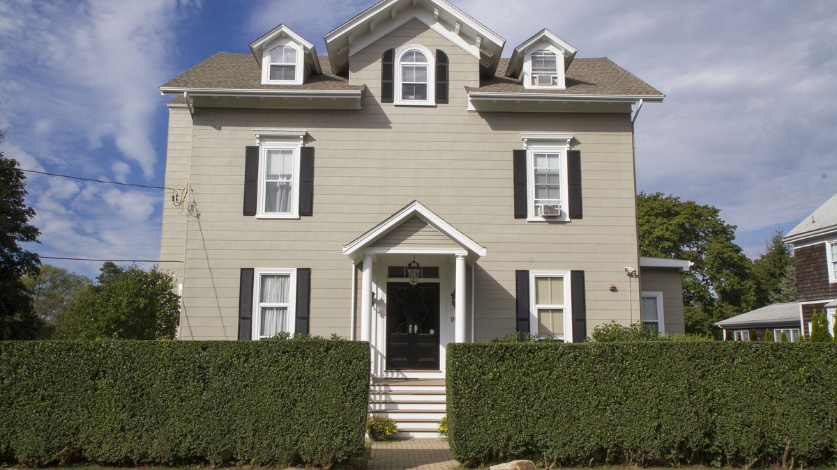 Fifth Ward Apartment | 2nd Flr 2-Bedroom Unit in historic estate on Coggeshall Ave near Newport Mansion