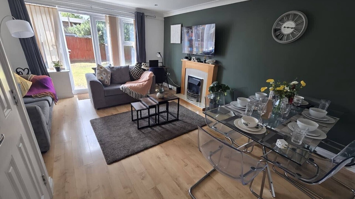 Bilston House | 2ndHomeStays I Bilston I Contractor-Friendly House