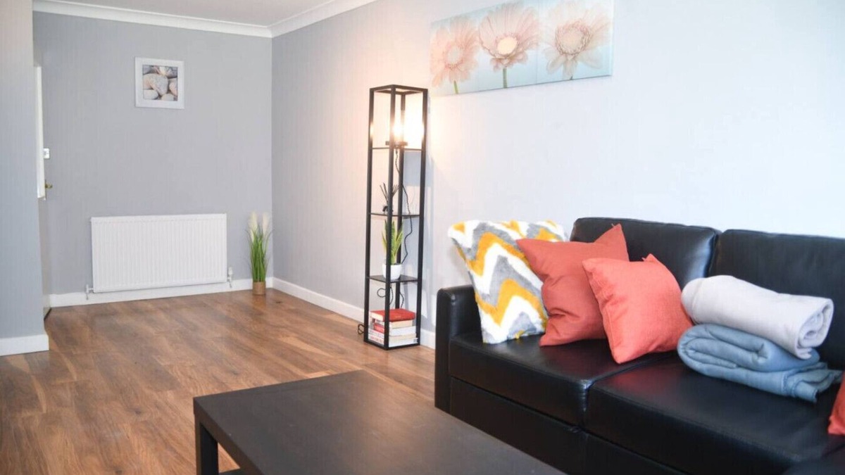 Willenhall Apartment | 2ndHomeStays Willenhall: Comfort for Groups of 8-9