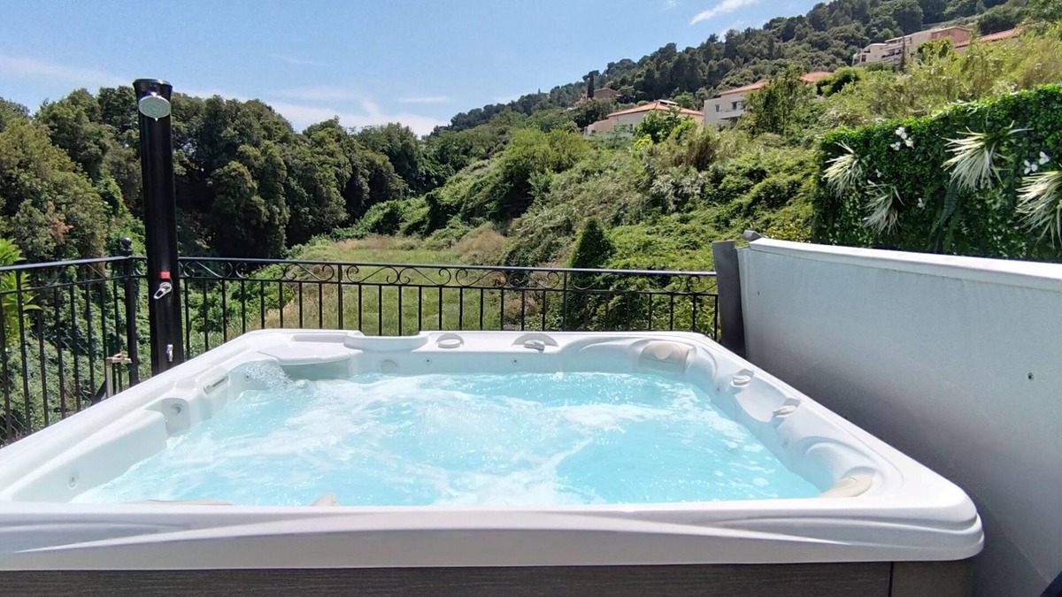 Montaleigne Apartment | 2p with private jacuzzi in lower villa surrounded by greenery, near Nice