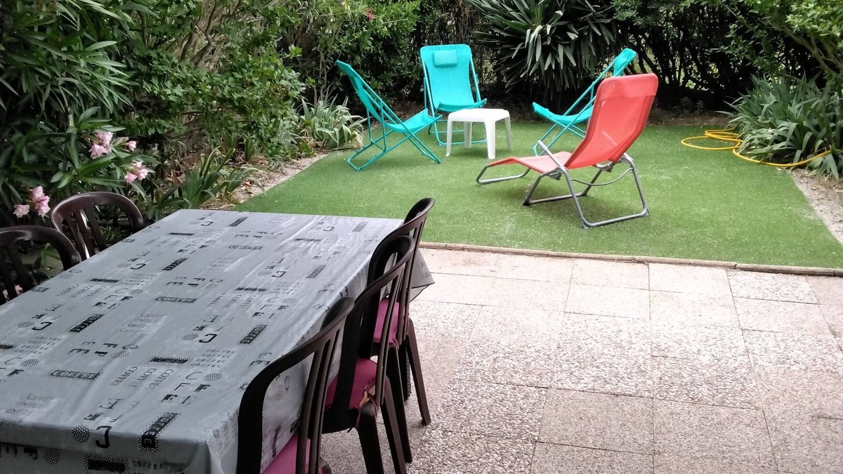 Le Grand Travers Apartment | 2room +cabin, sleeps 5 with parking and garden 200 m from the beach