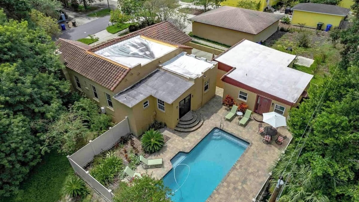 Lakeland House | 2x Private Properties + Pool