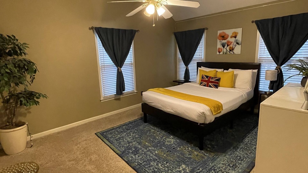 Southwind House | 3 - 2.5 home Modern Delight fully equipped kit., fast Wi-Fi, all rooms upstrs