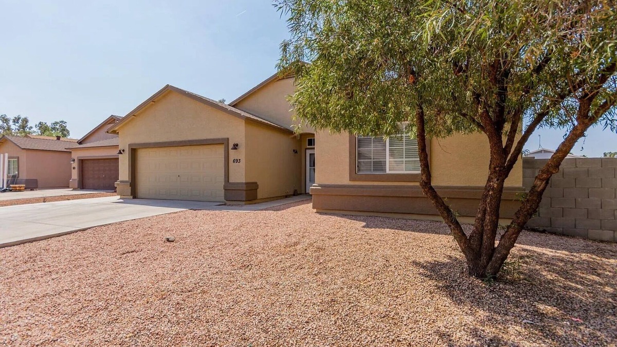 Eleven Mile Corner House | 3/2 Home in Peaceful Neighborhood close to Golf, Nature, Skydiving Pet-Friendly