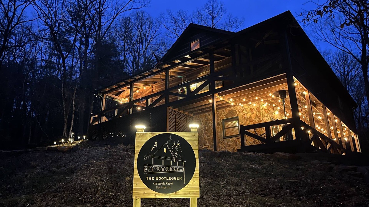 Dial Cabin | 3/3 Sleeps 8, HotTub, Game Room, Fire Pit! Putting Green! Unbeatable Location!