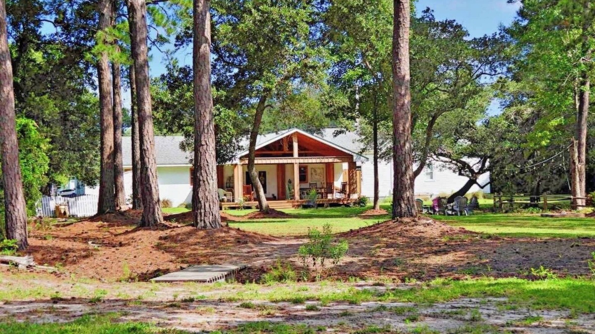 Morehead City Cabin | 3 Acre Waterfront Retreat sleeps up to 25, easy walk to historic district