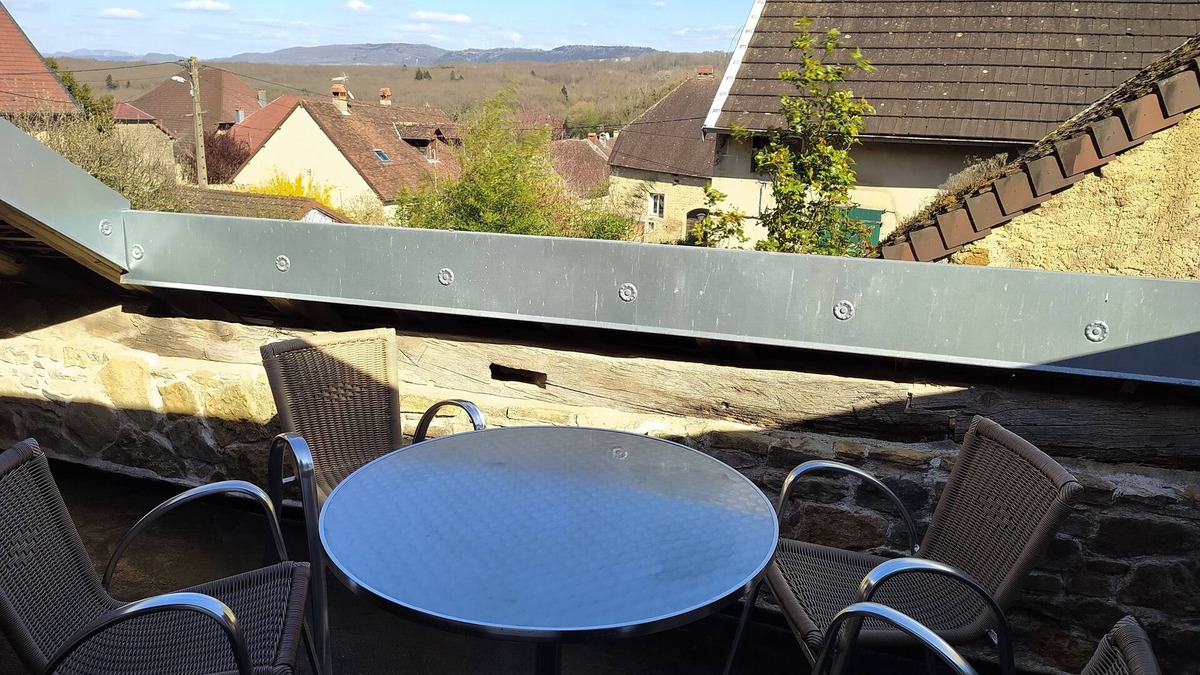 Saint-Lothain Apartment | 3* apartment, 96m2, self-contained with terrace, 18th century winegrower's house.