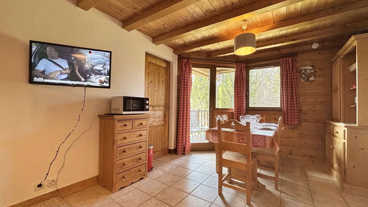 Le Cornix Apartment | 3* Apartment for 5 in Quiet Area, Near Slopes – South Facing with Private Parking