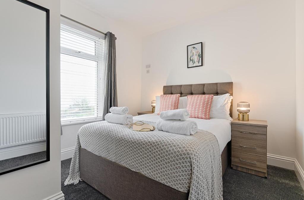 Morriston Apartment | 3 Baths - Off Road Parking - Garden - 4 Bed Home