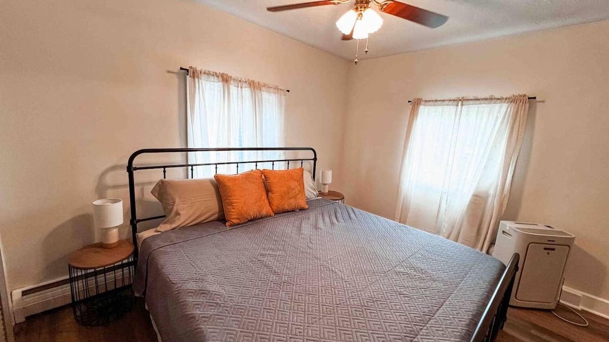 West Newton House | 3 bd 10 min to Dwtwn Washer-dryer