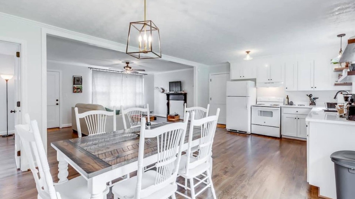 Sans Souci House | 3 bd, farmhouse ranch, walking distance to Furman