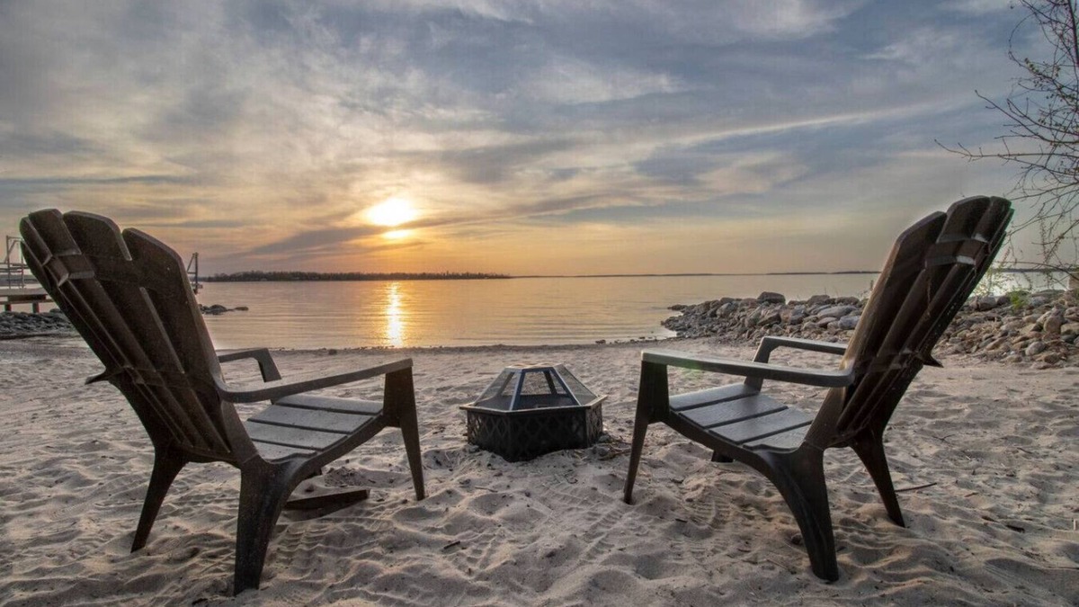 Victoria Harbour Cottage | 3 Bdrm Beachfront Oasis-Sunsets!