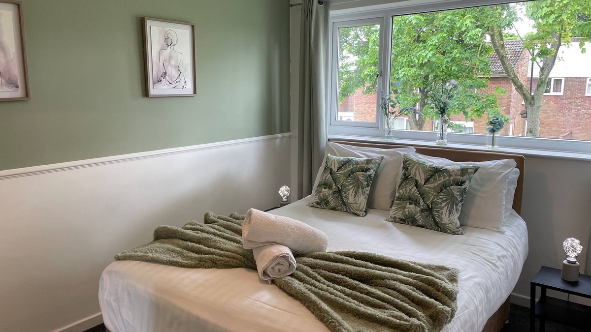 Newcastle-upon-Tyne House | 3 bdrm, with fab links & parking