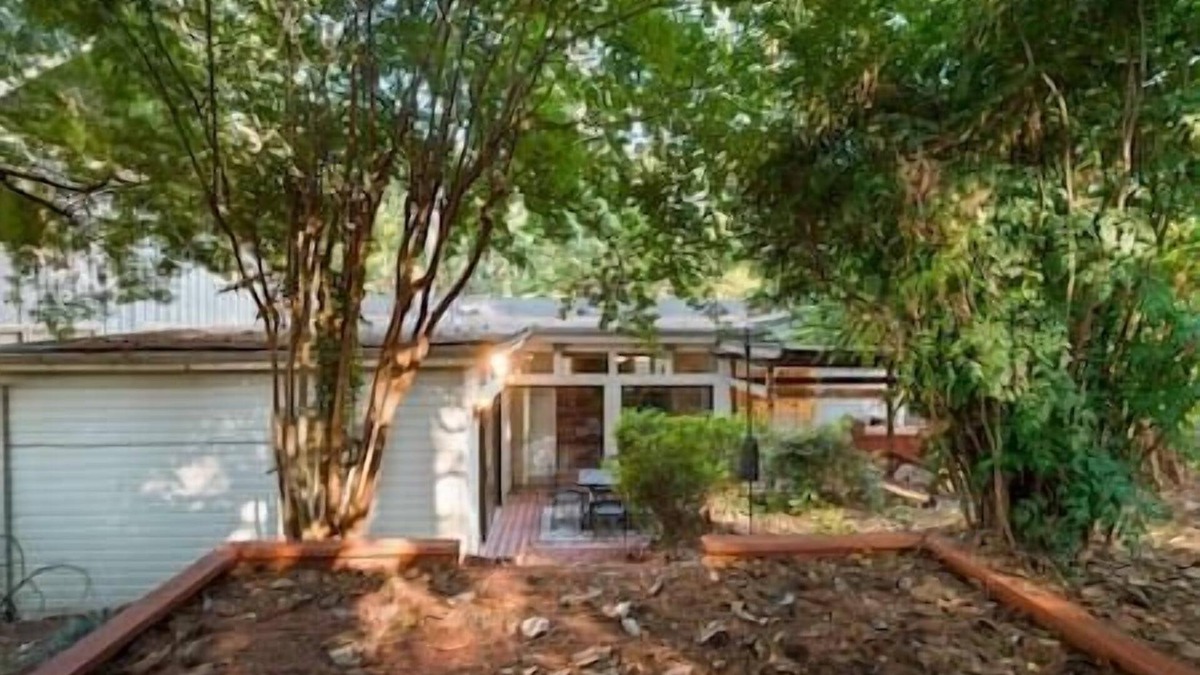 Lindridge-Martin Manor House | 3-Bed 2.5-Bath Pet Friendly Atlanta Buckhead Home