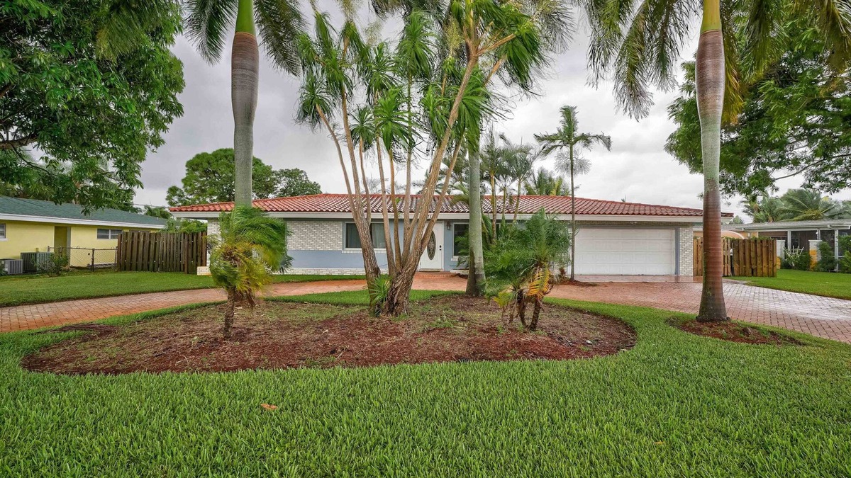 Lake Clarke Shores House | 3-BED/2-BATH/ HEATED POOL HOME IN WEST PALM BEACH