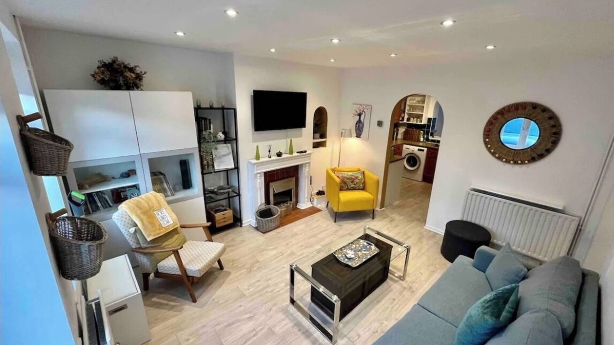 West Byfleet House | 3 Bed, 2 Bath House with parking & Garden, Brooklands Weybridge SW London