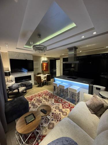 West Kensington Apartment | 3 Bed 2 Bath Luxury Apartment in Kensington