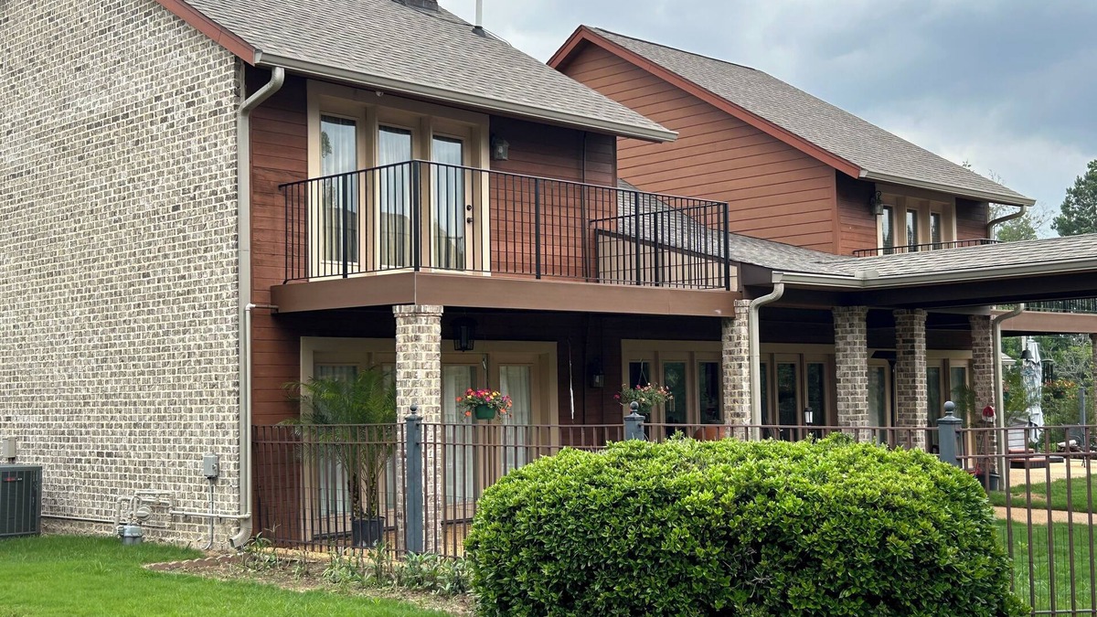 New Albany House | 3 bed 2 baths upstairs in home with heated indoor/outdoor pools New Albany