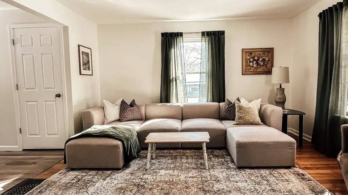 North Syracuse House | 3 Bed/3 Bath 1F/2H Cozy Village Bungalow - Centrally Located, Renovated Home