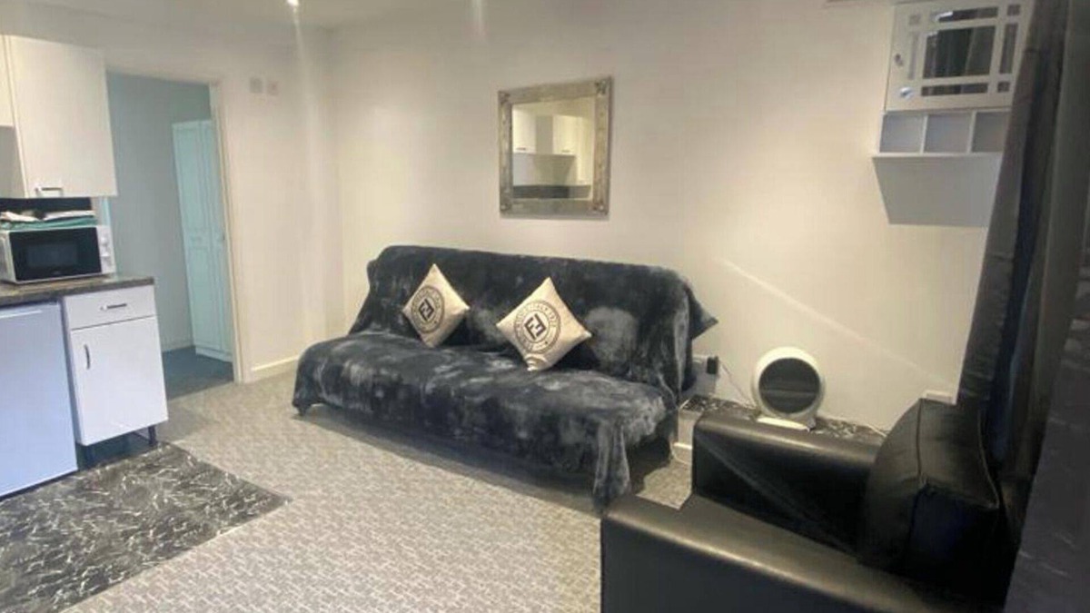 Merthyr Tydfil Apartment | 3 Bed Apartment - Sleeps 6 - Free Parking, Wifi