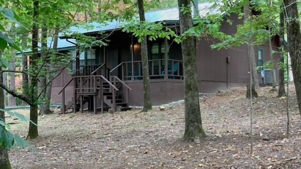 Broken Bow Cabin | 3 Bed Cabin Sleeps 10, on 2 Stocked fishing ponds, Near the Lake!