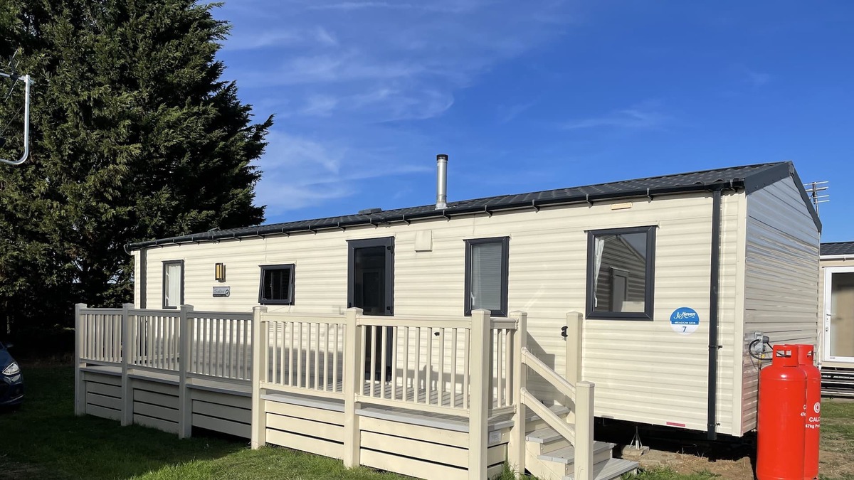 Isle of Grain House | 3 bed caravan sleeps 8 AllHallows Holiday Park