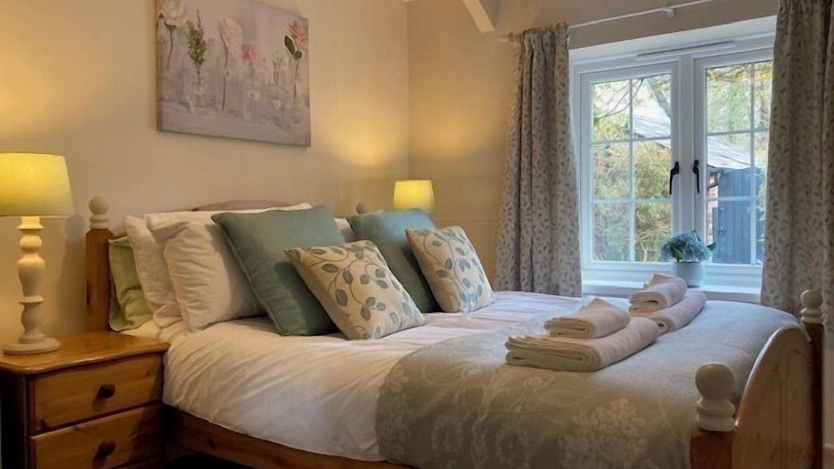 Holsworthy Cottage | 3-Bed Cottage - Sleeps 5, Riverside, Hot Tub, Pets