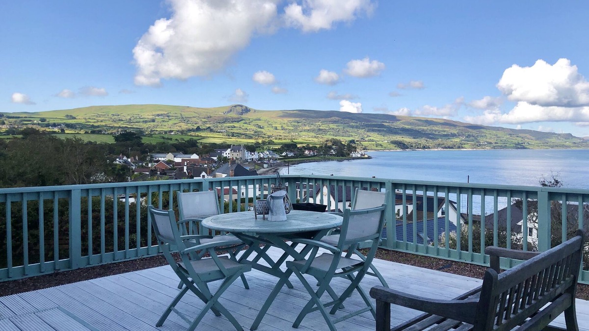 Ballygally Cottage | 3 Bed Cottage - Sleeps 6 - Pets - Garden - Parking