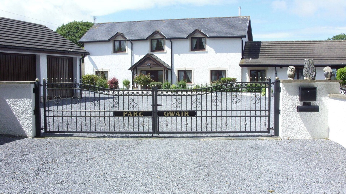 Llandyssiliogogo House | 3 Bed Cottage-Sleeps 6-Garden-Hot Tub-Games Room