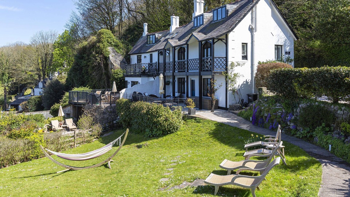 Babbacombe Cottage | 3 Bed Cove Cottage - Sleeps 6 guests in 3 bedrooms
