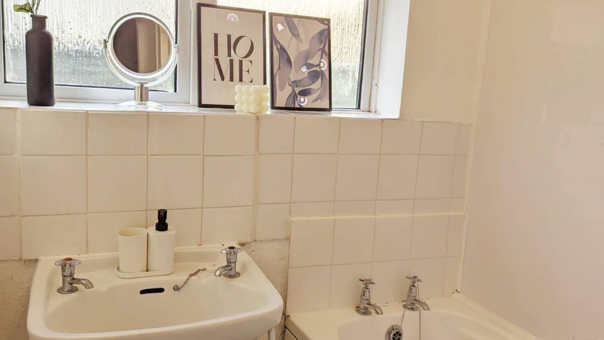 Colchester Apartment | 3 bed flat | Sleeps 5 | 1 bath | Parking | Wifi