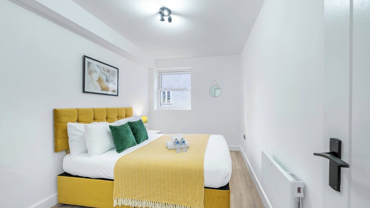 West Ham Apartment | 3 Bed Flat - Sleeps 8 - Parking - Wifi