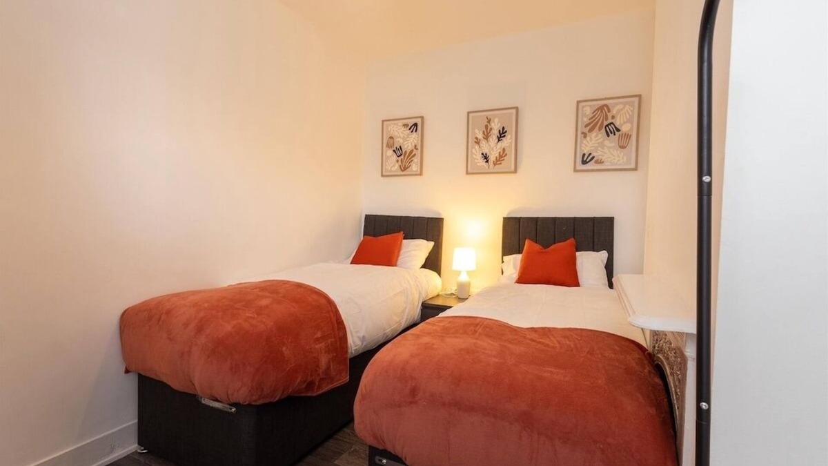Bedford House | 3 Bed House| Bedford | Parking |