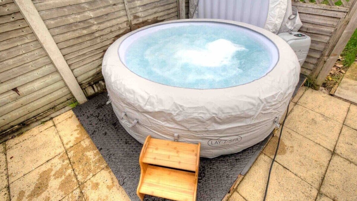 Eltham West House | 3 Bed House-Hot Tub-Free parking
