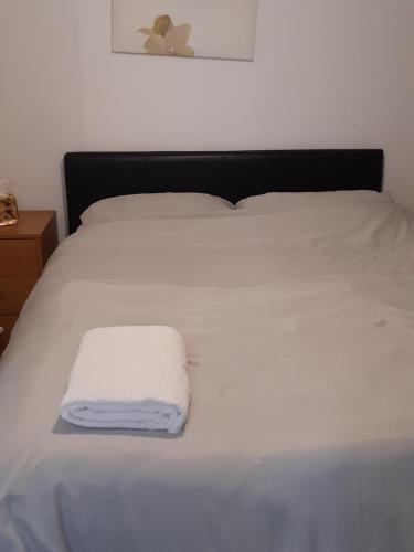 Rushden House | 3 Bed House - Sleeps 4 - Parking - Wifi
