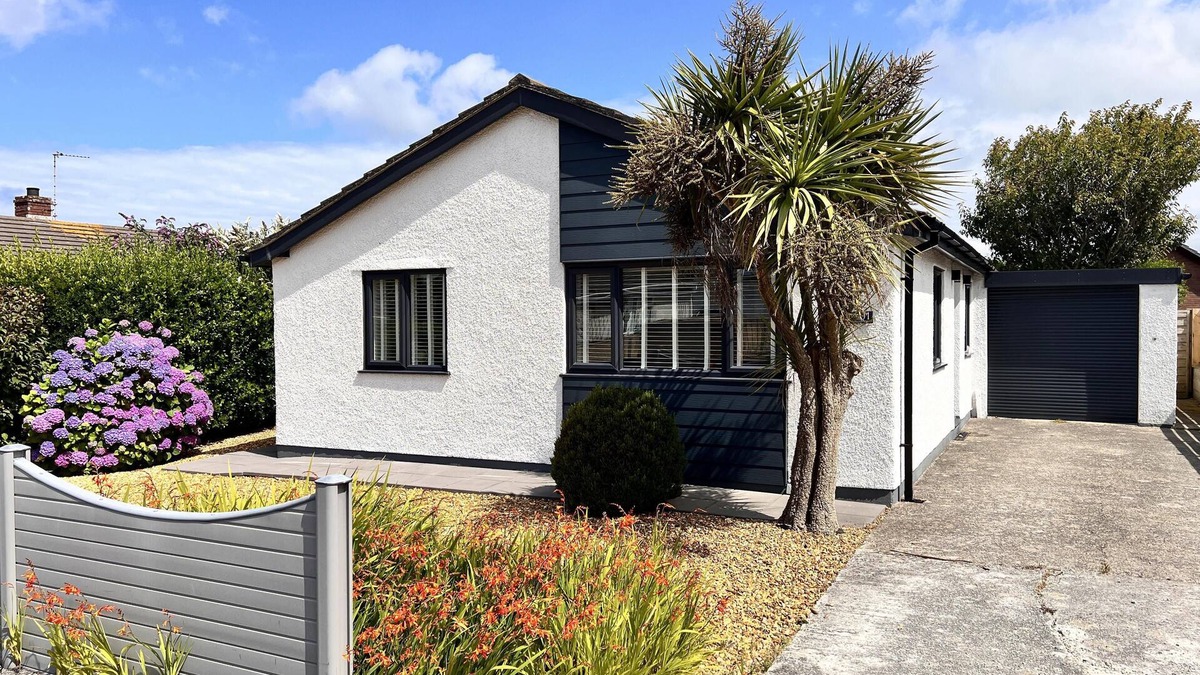 Holyhead House | 3 Bed House - Sleeps 5 - Pets - Garden - Parking