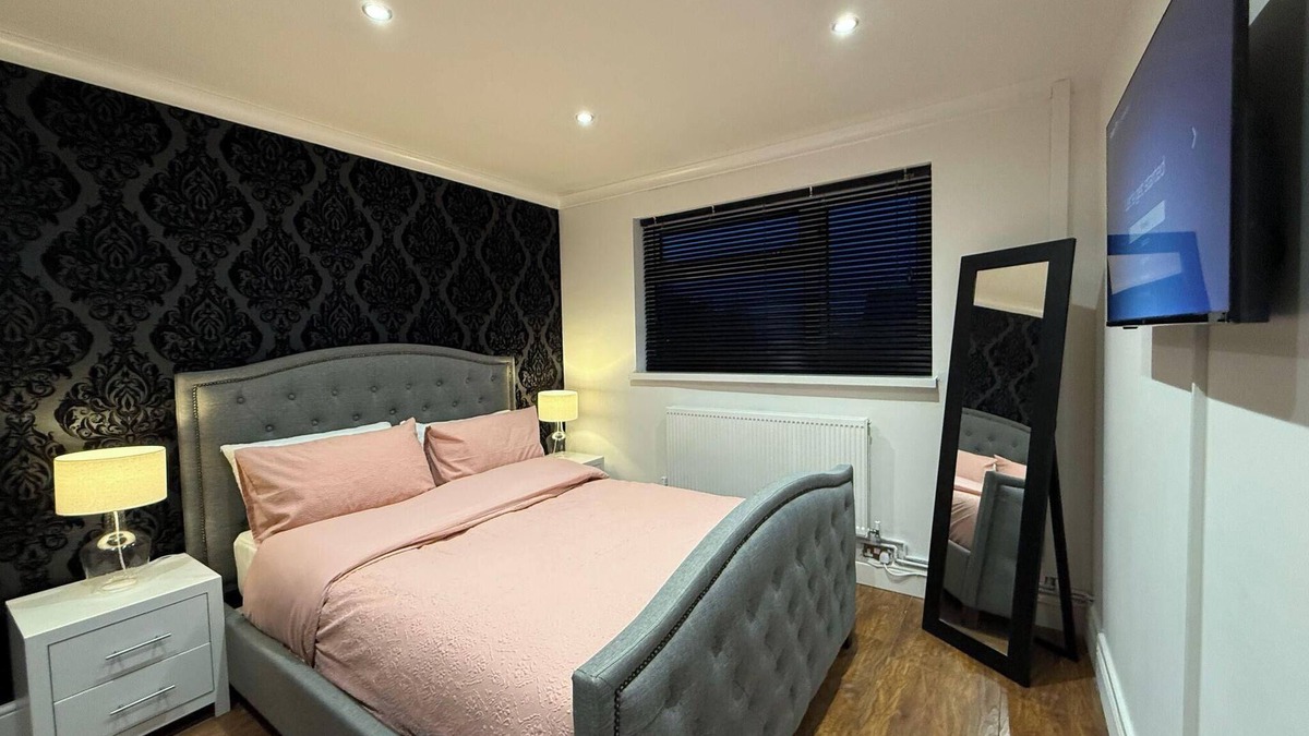 Bridgend House | 3 Bed House - Sleeps 6 - Parking - Wifi