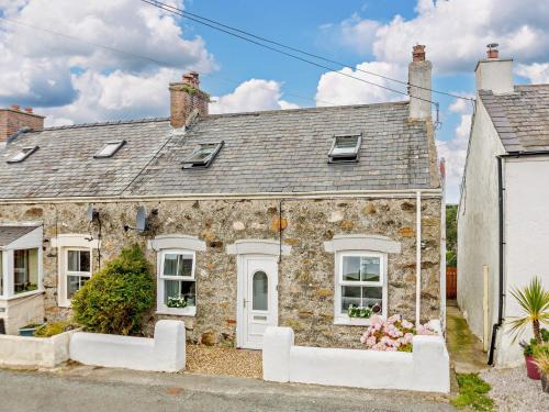 Amlwch House | 3 Bed in Cemaes 92812
