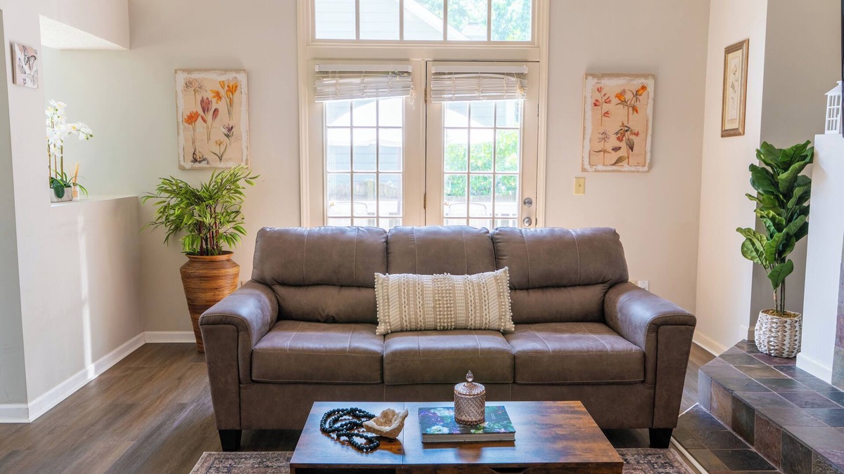 Cary House | 3 Bed, Jaccuzzi, Kids Essentials, Walk to Restaurant, Keurig, Grill,Ofiice,Crib,