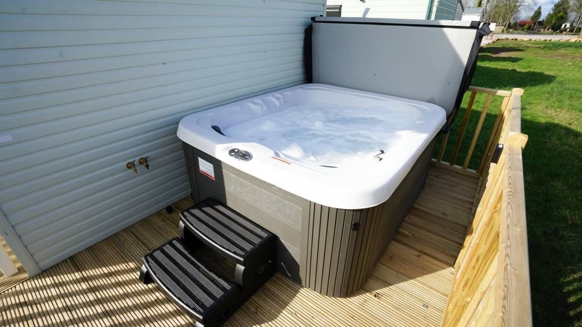 Wesham Cabin | 3-Bed Lodge, Sleeps 6, Hot tub