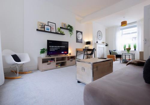 Tonypandy Apartment | 3 Bed Modern Cottage near Hiking Trails & Parks