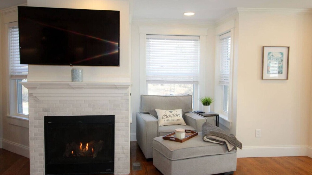 Somerville Condo | 3 Bed Moreland St · Stunning 3+BD Under 10 mins to BOS w/parking & W/D