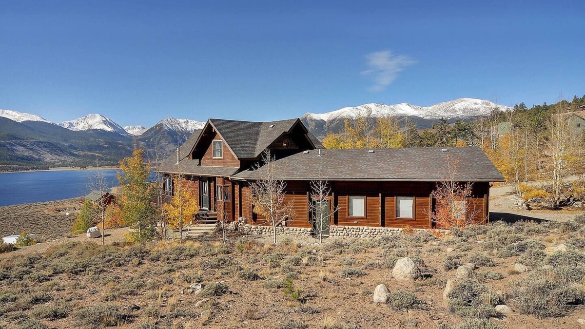 Twin Lakes Cabin | 3 Bed Mountain Cabin with Hot tub, unbelievable lake and mountain views!