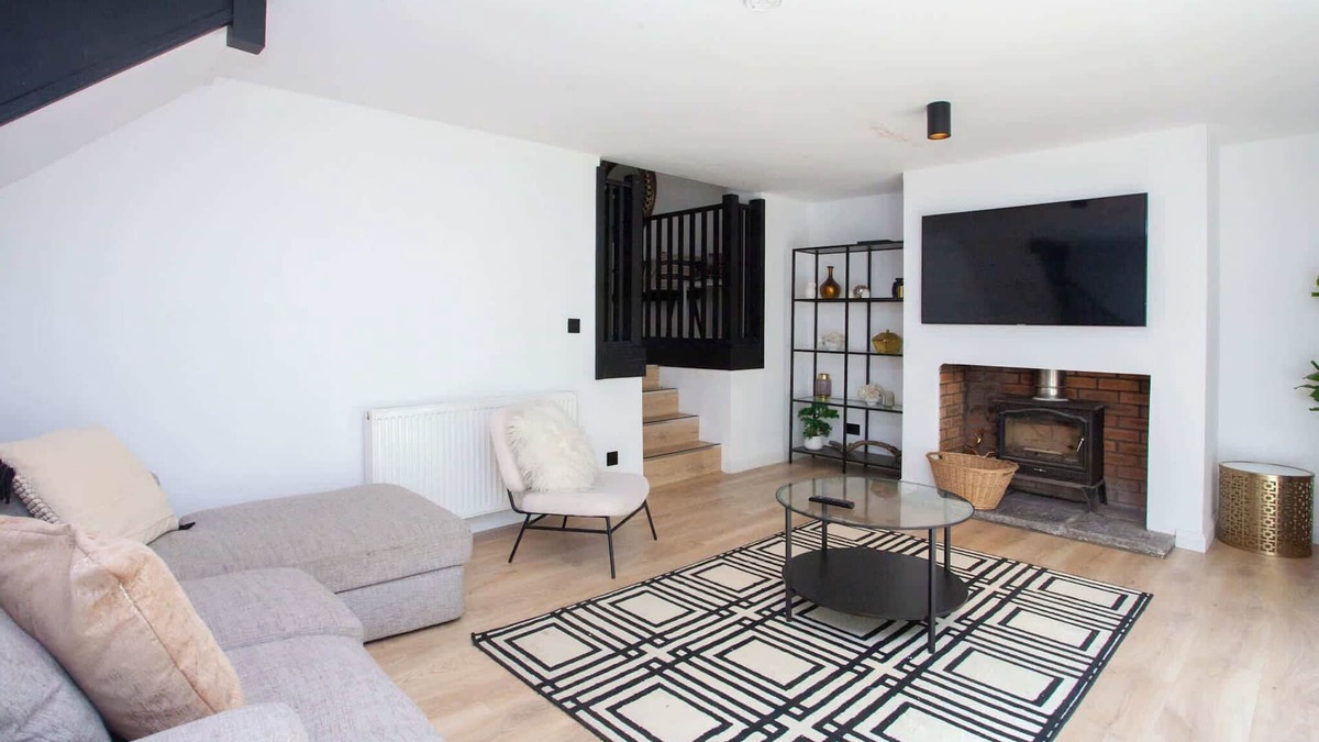 Houston House | 3 Bed - Parking with Garden 10mins to Airport