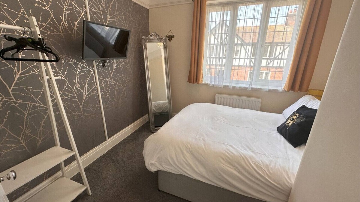 Chelmsford House | 3 bed Private Drive Fast Wifi close to town centre